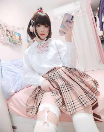 开心深爱婷婷_十万网红美女美酱